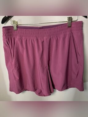 Lululemon Women's XL Magenta Fuschia Purple Athletic 4.5" Shorts Pockets